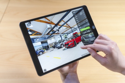 Nová online platforma nabízí zákazníkům možnost prohlížet a procházet vozidla u autorizovaného prodejce, jako by tam byli osobně. Štítky, videa a zvukové soubory poskytují nepřeberné množství informací o každém voze.