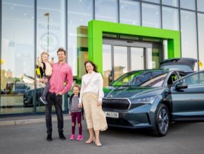 Silje Talsæte a její partner Øyvind Espelund jsou prvními zákazníky na světě, kteří si převzali model ŠKODA ENYAQ iV.
