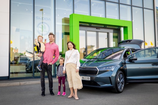 Silje Talsæte a její partner Øyvind Espelund jsou prvními zákazníky na světě, kteří si převzali model ŠKODA ENYAQ iV.