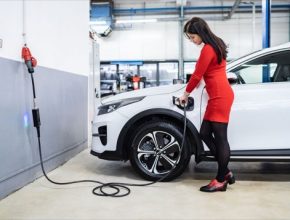 Se sadou Kia EV Power Wallbox 4Go nabijete elektromobil doma, na chatě i v kempu.