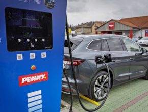 Penny chce, aby do dvou let měli možnost nabít si své automobily zákazníci u více než 80 prodejen s červenožlutým logem.