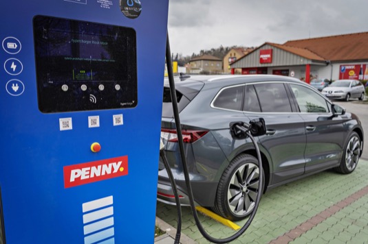 Penny chce, aby do dvou let měli možnost nabít si své automobily zákazníci u více než 80 prodejen s červenožlutým logem.