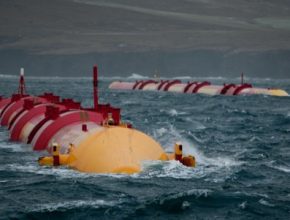 Stroje navržené společností Pelamis Wave Power se zkoušejí v testovací oblasti Billia Croo Evropského centra pro mořskou energii (EMEC) na Orknejích ve Skotsku.