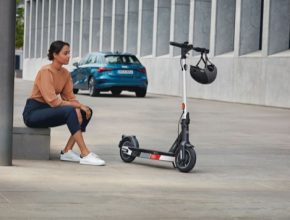 Elektrokoloběžka Audi eScooter nabízí ssvědčený pohon Segway s výkonem 350 W a dojezdem 65 km.