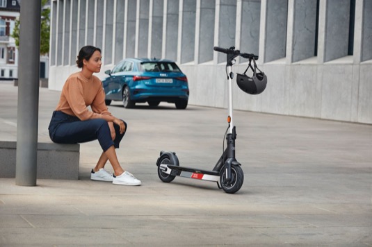 Elektrokoloběžka Audi eScooter nabízí ssvědčený pohon Segway s výkonem 350 W a dojezdem 65 km.