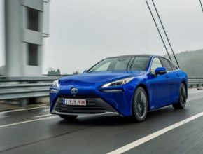 Aktuální model je již druhou generací vodíkového elektromobilu, která se může pochlubit dojezdem 650 km. Natankování přitom nezabere více než 5 minut. Cena nové Mirai na českém trhu začíná na 1,7 milionu korun.