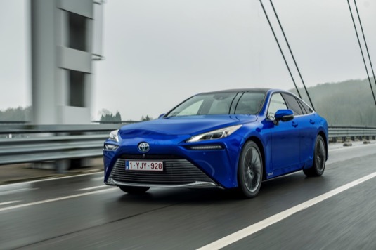 Aktuální model je již druhou generací vodíkového elektromobilu, která se může pochlubit dojezdem 650 km. Natankování přitom nezabere více než 5 minut. Cena nové Mirai na českém trhu začíná na 1,7 milionu korun.