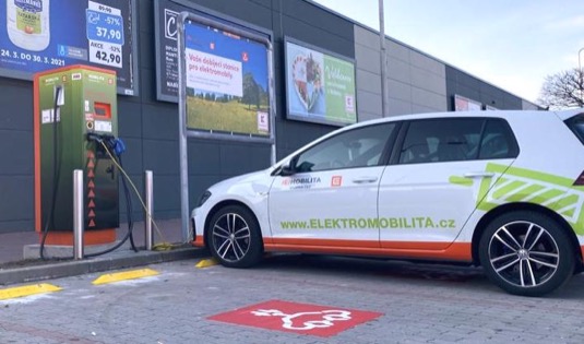 V loňském roce v Česku výrazně přibylo elektromobilů a ruku v ruce s tím také dobíjecích stanic, kterých bylo ke konci roku evidováno již 734