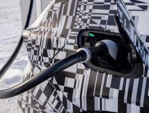 Nejvýhodnější nabíjení elektromobilů je doma, případně při velkých nájezdech s předplacenou nabíjecí kartou. Kde a jak nabíjíte vy?