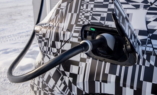 Nejvýhodnější nabíjení elektromobilů je doma, případně při velkých nájezdech s předplacenou nabíjecí kartou. Kde a jak nabíjíte vy?