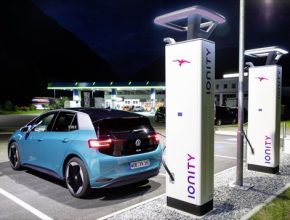 auto elektromobil Volkswagen ID.3 se nabíjí u nabíjecí stanice Ionity