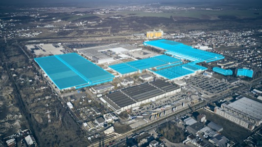V souvislosti s novým lehkým užitkovým vozem, který se v rumunské Craiově začne vyrábět od roku 2023, investuje Ford do tamního závodu 300 milionů USD