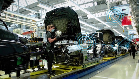 Mercedes-Benz a Siemens ohlásily strategické partnerství v oblasti udržitelné výroby automobilů