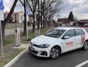 V Hluboké nad Vltavou najdou řidiči dobíjecí stanici u hlavního parkoviště.