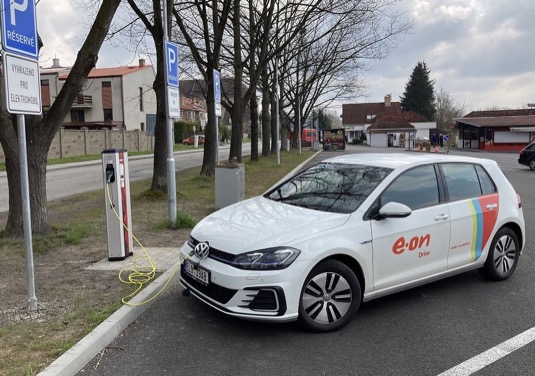 V Hluboké nad Vltavou najdou řidiči dobíjecí stanici u hlavního parkoviště.