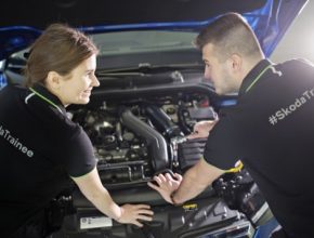 Nový program nazvaný Tech Trainee byl spuštěn v lednu, kdy automobilka přijala prvních 10 uchazečů. Společnost ŠKODA AUTO se jako jeden z největších zaměstnavatelů v České republice na vzdělávání a rozvoj zaměstnanců zaměřuje dlouhodobě.