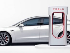 auto elektromobil Tesla Model 3 nabíjení u nabíjecí stanice Tesla Supercharger