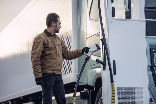 Pozitivní prognóza je založena na schopnosti elektrických nákladních vozidel Volvo uspokojit širokou škálu přepravních potřeb. Například v EU by mohla být již brzy téměř polovina veškeré silniční nákladní přepravy elektrifikována.
