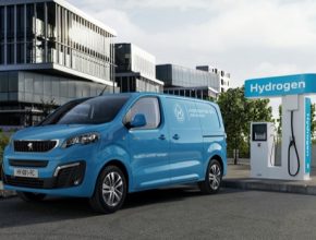 Nový Peugeot e-Expert Hydrogen je prvním sériově vyráběným vozem značky Peugeot, který nabízí elektrickou verzi s vodíkovými palivovými články.