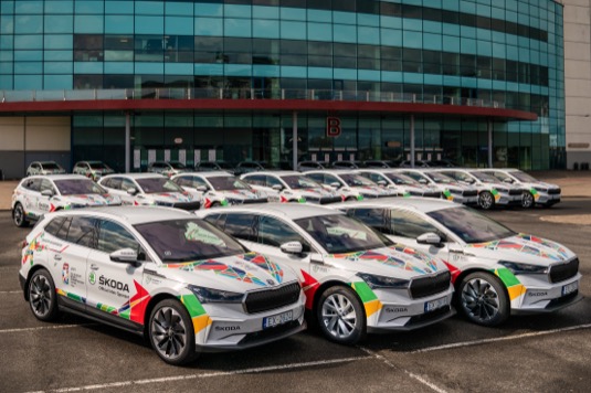 Škoda Auto poskytuje organizátorům turnaje, který se koná od 21. května do 6. června v lotyšském hlavním městě Rize, poprvé plně elektrický vozový park 45 elektromobilů Eniyaq iV.