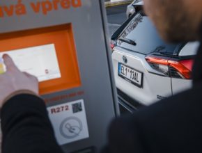 Nabíjení plug-in hybridní verze Toyota RAV4 v Mladé Boleslavi