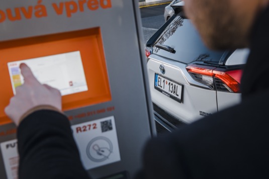 Nabíjení plug-in hybridní verze Toyota RAV4 v Mladé Boleslavi