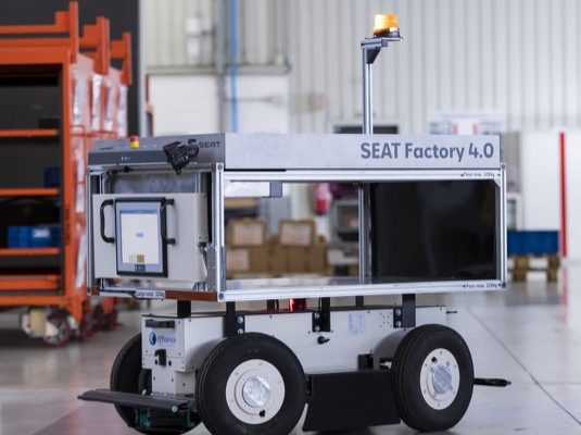EffiBOT je autonomní, spolupracující mobilní robot, který se přizpůsobuje potřebám zaměstnanců, aby jim usnadnil práci