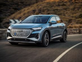 Nabídku kompaktního SUV Audi Q4 e-tron nově rozšiřuje nejsilnější verze 50 quattro. Nabízí výkon 220kW a pohon všech kol za 1 493 900 korun.