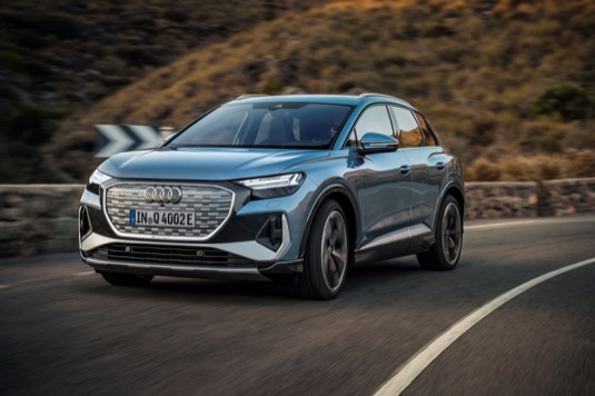 Nabídku kompaktního SUV Audi Q4 e-tron nově rozšiřuje nejsilnější verze 50 quattro. Nabízí výkon 220kW a pohon všech kol za 1 493 900 korun.