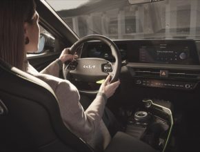 Head-up displej s podporou rozšířené reality posouvá navigaci na novou úroveň bez zbytečného odvádění pozornosti od řízení
