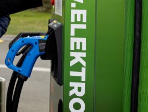 Jubilejní 300. zprovozněný stojan vyrostl na parkovišti řetězce Kaufland v Nymburce.