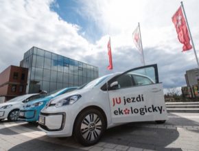 Tři elektromobily Volkswagen e-up! předal zástupcům Jihočeské univerzity českobudějovický prodejce CB Auto. Na pořízení elektromobilů s nulovými emisemi byla využita dotace z Národního programu Životní prostředí.