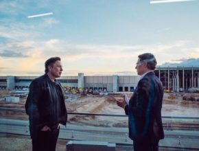 Elon Musk a německý ministr dopravy Andreas Scheuer na stavbě Gigatovárny Berlín.