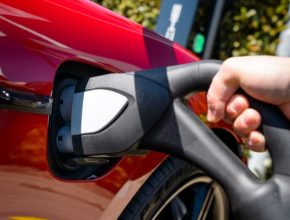 Baterie za 4 minuty zvládne dodat elektromobilu energii na 100 km