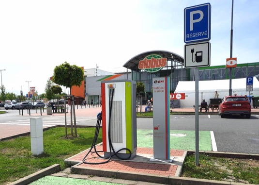 Největší zájem o nabíjecí stanice elektromobilů u prodejen Globus je podle zástupců firmy mimo Prahu.