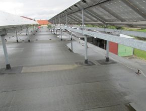 Zatímco nejmenší elektrárny na střechách vesnických obchodů produkují kolem 5000 kWh, ty největší, které jsou umístěny například na skladech či střechách větších prodejen, vyrobí přes 50 000 kWh ročně.