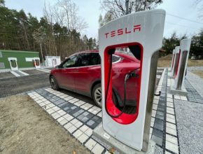Elektromobil Tesla Model X se nabíjí u nabíjecí stanice Tesla Supercharger