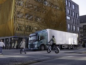 Výstraha navržená společností Volvo zvýší bezpečnost tím, že chodce, cyklisty a další uživatele silničního provozu upozorní na blížící se nákladní vozidlo, které by jinak nebylo téměř slyšet. Zároveň jsou zvuky navrženy tak, aby byly příjemné a nenápadné, a to jak pro řidiče, tak pro ostatní v blízkosti vozidla.