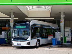 Autobus Elec City Fuel Cell ujede 500 km na jednu náplň palivových nádrží a díky nejvyššímu výkonu 180 kW si snadno poradí i s kopcovitým terénem