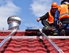 ČEZ ESCO fotovoltaiku pro obec nebo firmu postaví a provozuje. Investice se splácí v cenách elektřiny. Ta je stejná nebo nižší než cena elektřiny ze sítě, protože jde o vlastní výrobnu, a odpadají tak systémové poplatky. Výhod tohoto inovativního modelu mohou využít i malé obce. Pro svoji čistírnu odpadních vod si ji pořídila i Nemile.
