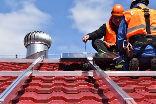 ČEZ ESCO fotovoltaiku pro obec nebo firmu postaví a provozuje. Investice se splácí v cenách elektřiny. Ta je stejná nebo nižší než cena elektřiny ze sítě, protože jde o vlastní výrobnu, a odpadají tak systémové poplatky. Výhod tohoto inovativního modelu mohou využít i malé obce. Pro svoji čistírnu odpadních vod si ji pořídila i Nemile.