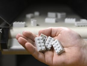 Z jediné litrové PET láhve může vzniknout až deset kostek LEGO. Prototypy jsou zatím bezbarvé, resp. bílo-šedé. Barvu by měly získat zhruba do roka.