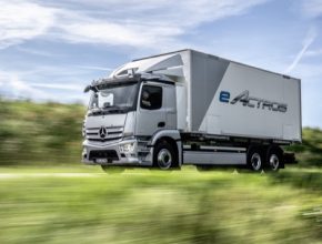 Nový plně elektrický náklaďák Mercedes-Benz eActros nabídne dojezd až 400 kilometrů, sady akumulátorů mají kapacitu 420 kWh