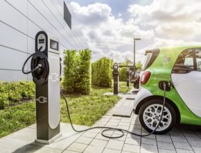Společnost innogy uspěla s žádostí o dotaci EU z Operačního programu Doprava. V Česku je dnes na chvostu provozovatelů nabíjecích stanic. Vzhledem k tomu, že většina v nové síti budou pomalé nabíjecí AC stojany, příliš dopředu ji to neposune.