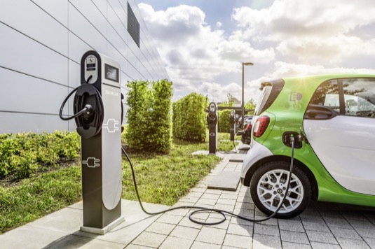 Společnost innogy uspěla s žádostí o dotaci EU z Operačního programu Doprava. V Česku je dnes na chvostu provozovatelů nabíjecích stanic. Vzhledem k tomu, že většina v nové síti budou pomalé nabíjecí AC stojany, příliš dopředu ji to neposune.
