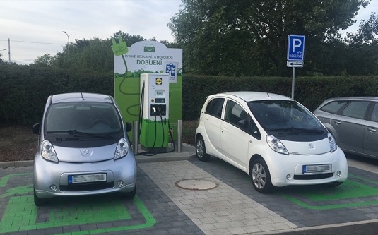 Zákazníci Lidlu mohou nabíjecí stanice pro elektromobily během svých nákupů využívat zcela zdarma. Podpora vzniku nabíjecích stanic představuje pro Lidl další krok směrem ke zdravějšímu životnímu prostředí.