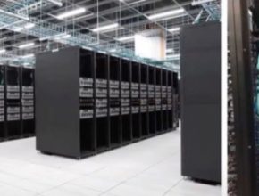 Superpočítač Tesla Dojo, na kterém americký výrobce elektromobilů trénuje svou neuronovou síť pro plně robotické řízení.