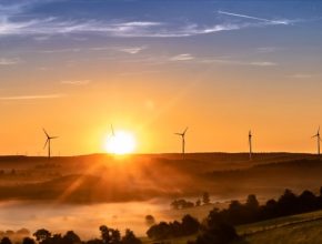 Nové podmínky také umožní sdílet elektřinu mezi občany, kteří vytvoří energetické společenství. Navíc k předávání elektřiny budou moci využívat veřejné distribuční sítě za snížený poplatek, tzv. místní tarif a takto sdílená elektřina bude také osvobozena od daně z elektřiny.