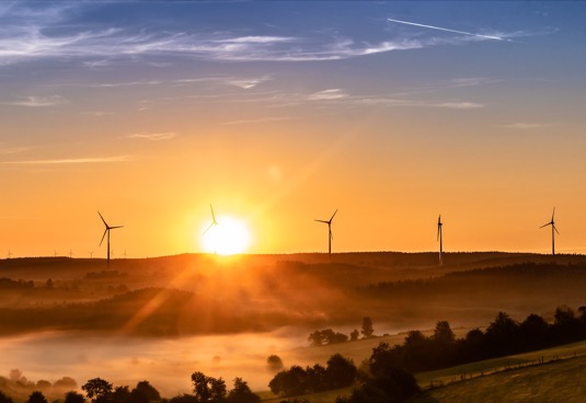 Nové podmínky také umožní sdílet elektřinu mezi občany, kteří vytvoří energetické společenství. Navíc k předávání elektřiny budou moci využívat veřejné distribuční sítě za snížený poplatek, tzv. místní tarif a takto sdílená elektřina bude také osvobozena od daně z elektřiny.