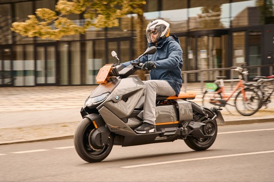 Soudce Dredd (Judge Dredd) by novým elektroskútrem od BMW určitě nepohrdnul.